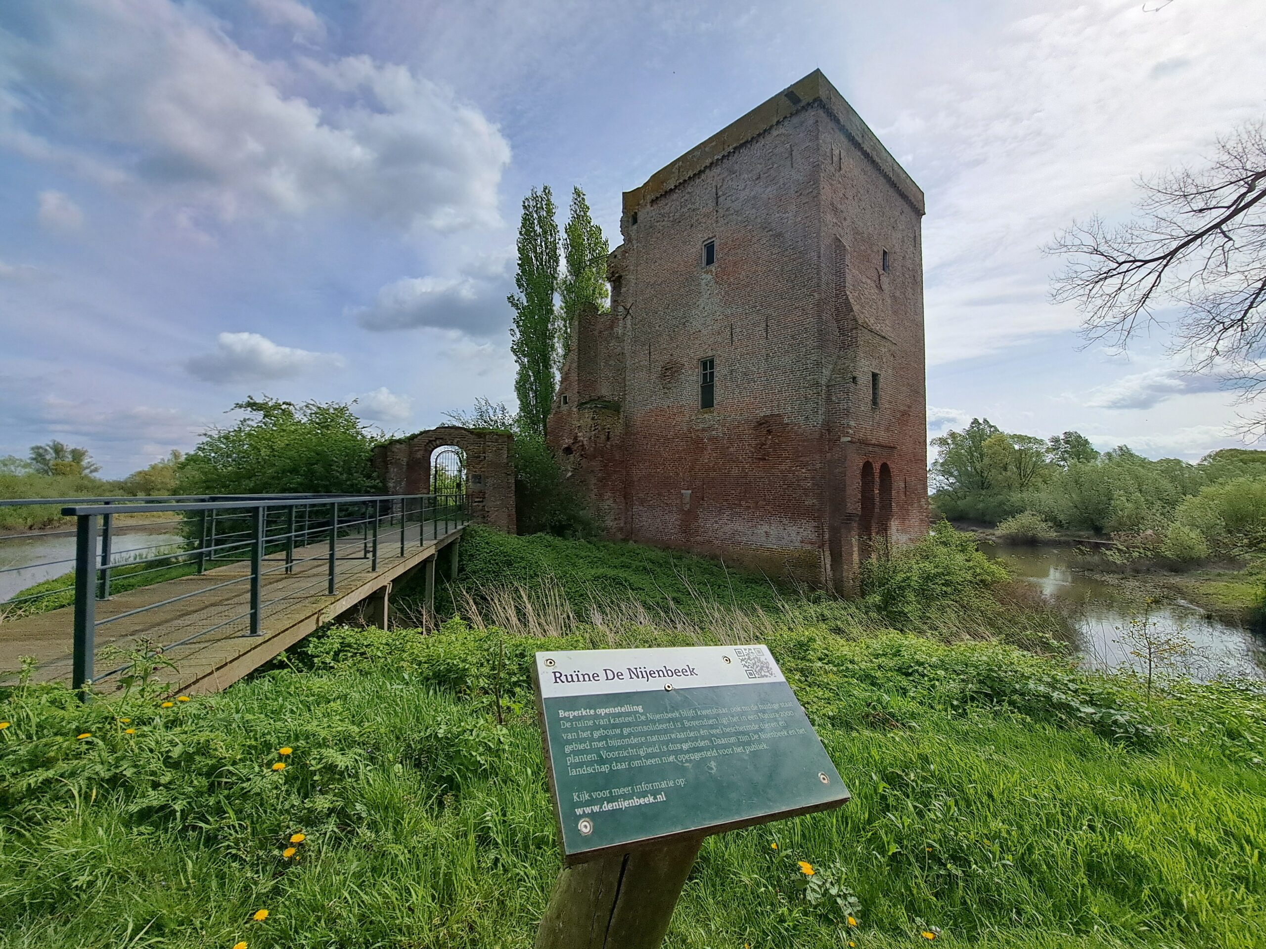 Ruïne De Nijenbeek langs de Ijssel