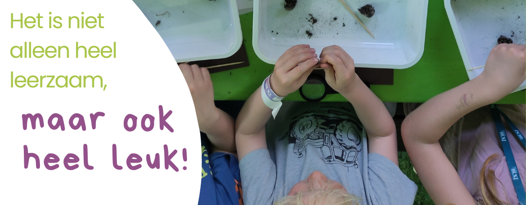 Kinderen onderzoeken bakken met aarde; tekst: "Het is niet alleen heel leerzaam, maar ook heel leuk!"