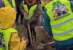 Boomfeestdag kinderen plaatsen paal
