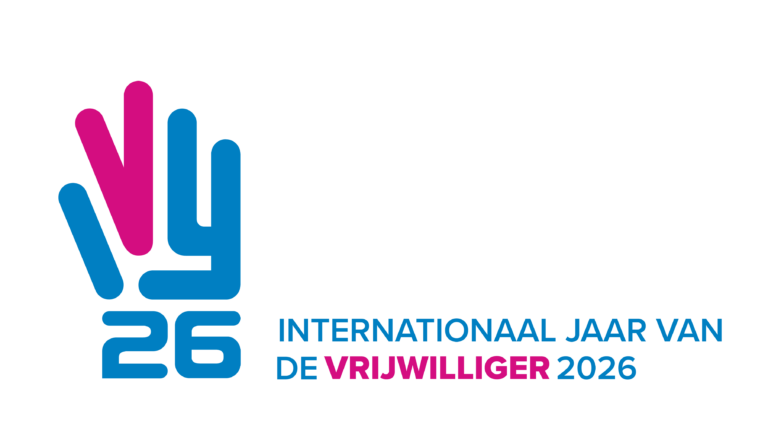 Logo van het Internationale Jaar van de Vrijwilliger 2026 met blauwe en roze handafbeelding.