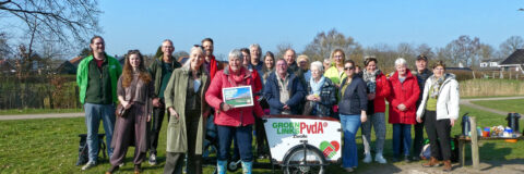 Groep mensen poseert buiten met bord "Groene Prijs 2026", GroenLinks en PvdA logo zichtbaar.