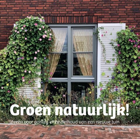 Raam met bloemenranken en gordijnen, tekst: "Groen natuurlijk! Ideeën voor tuinonderhoud".
