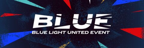 Tekst "BLUE LIGHT UNITED EVENT" met kleurrijke strepen op donkere achtergrond.