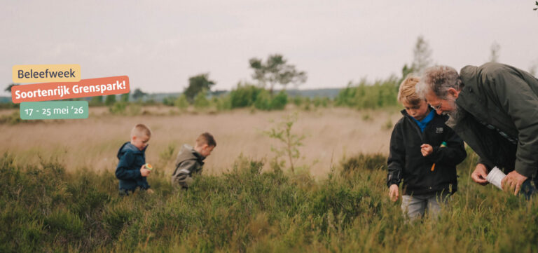 Man en kinderen verkennen natuur tijdens Beleefweek Soortenrijk Grenspark, mei 2026.