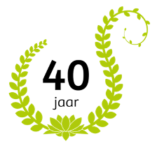 Groene krans met tekst "40 jaar" in het midden, versierd met een gestileerd bladmotief.