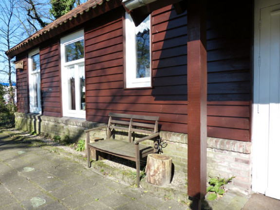 IVN gebouw met bankje