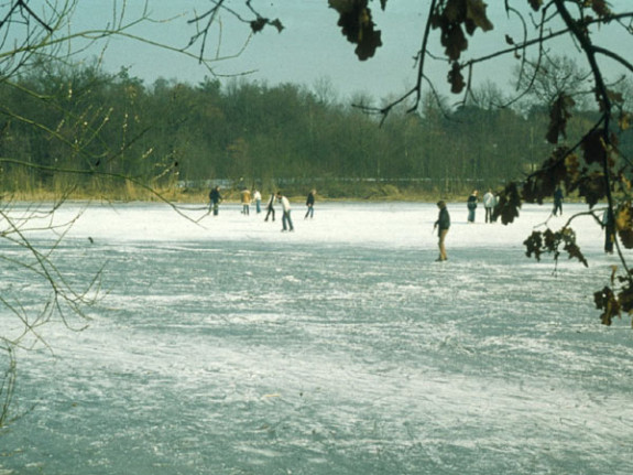 schaatsers op de Grote Meer