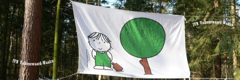 Kindtekening op doek in bos, met een kind en boom. Tekst: IVN Valkenswaard-Waalre.