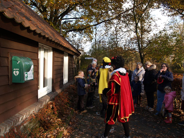 sinterklaashuis 2022 wachtende ouders en kinderen 4op3