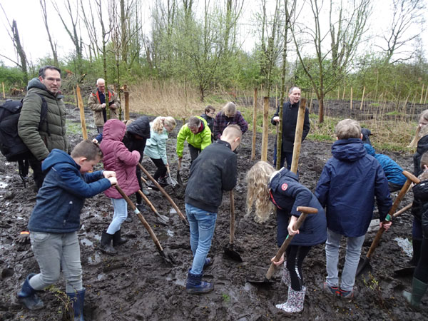 Boomfeestdag Valkenswaard 230412 planten