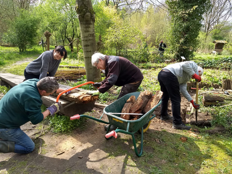 werk aan de zitkuil vlindertuin 230418