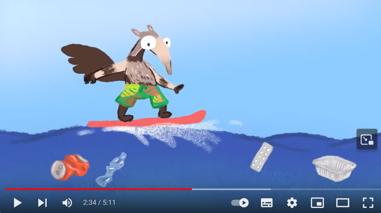 Animatie van een miereneter op een surfplank, surft tussen afval in de oceaan.