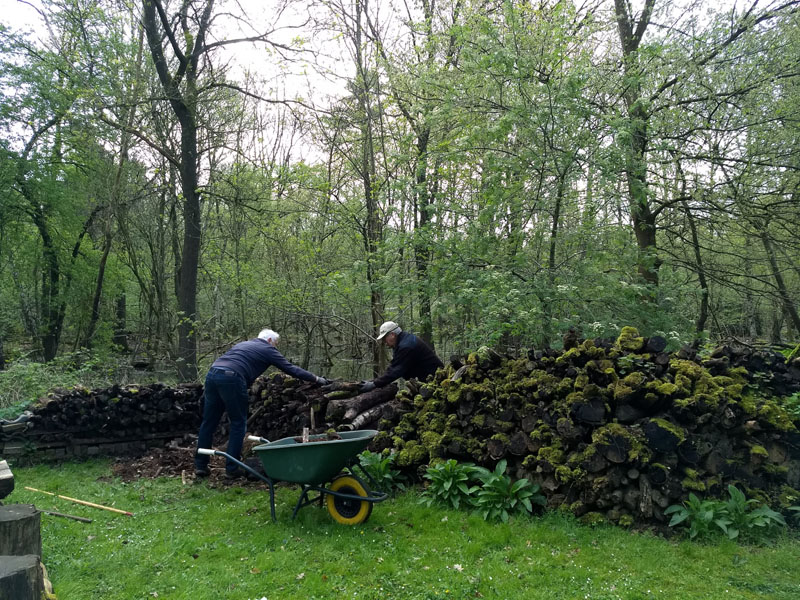 vlindertuin onderhoud houtstapel 240409 4op3