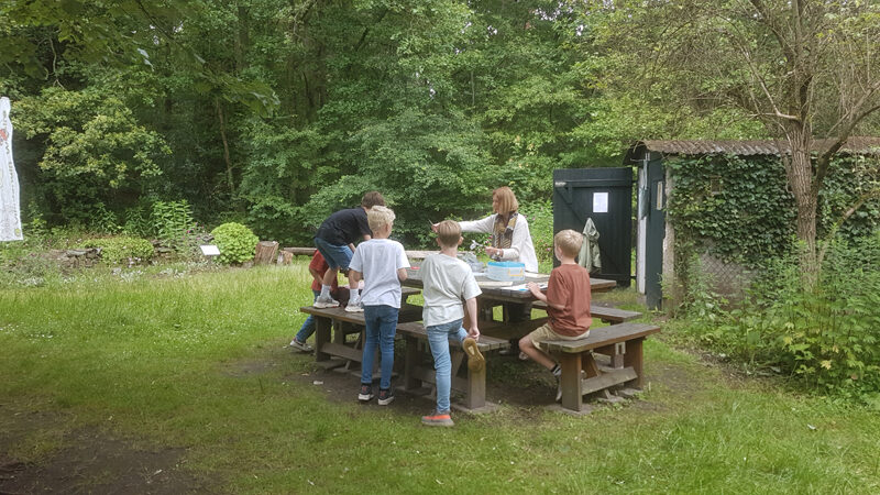 aan de tuintafel in vlindertuin waalre 13-06-2024