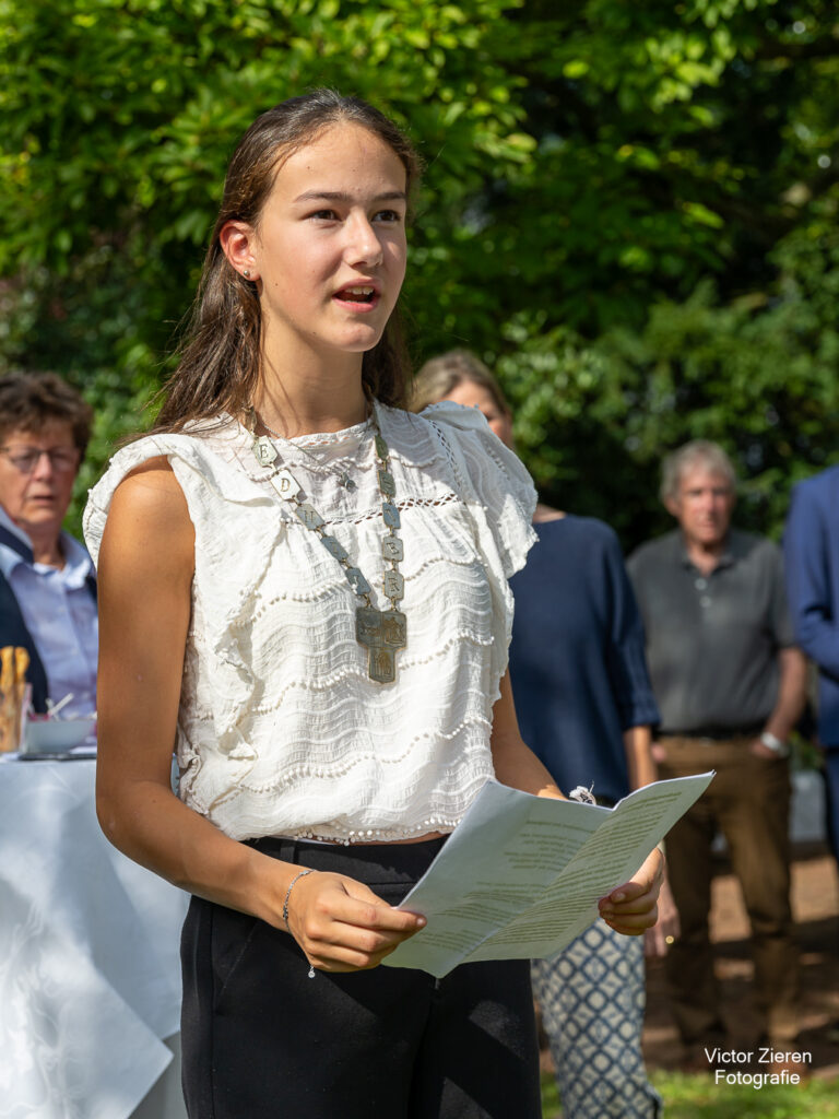 gedicht Magnolia door kinderburgemeester Billy de Wit (foto Victor Zieren)