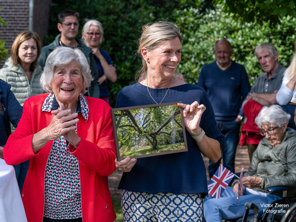 mw. Peggy van Hapert met dochter en foto Magnolia (foto Victor Zieren)