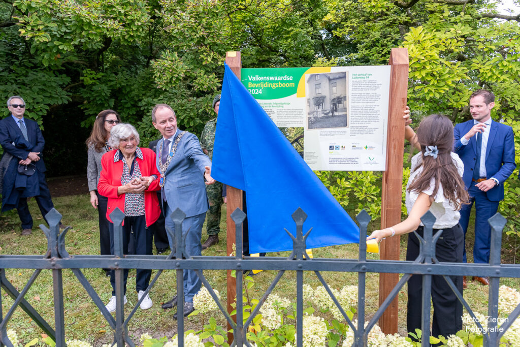 onthulling bord Bevrijdingsboom door Billy de Wit (foto Victor Zieren)