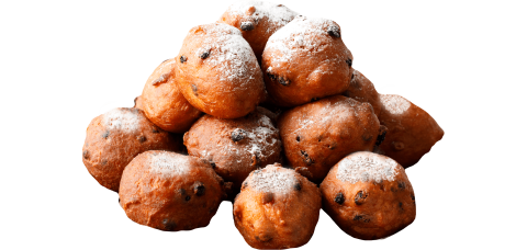 Een stapel oliebollen met krenten en poedersuiker.