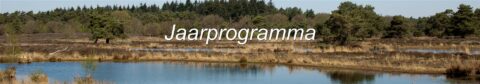 Meerlandschap met bomen en een vijver, tekst "Jaarprogramma" in het midden.