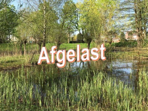 Vijver in een bosrijke omgeving met groot "Afgelast" in tekst over de afbeelding.