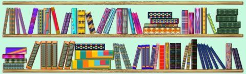 Boekenkast met kleurrijke, geometrisch-patroonde boeken en dozen op twee houten planken.