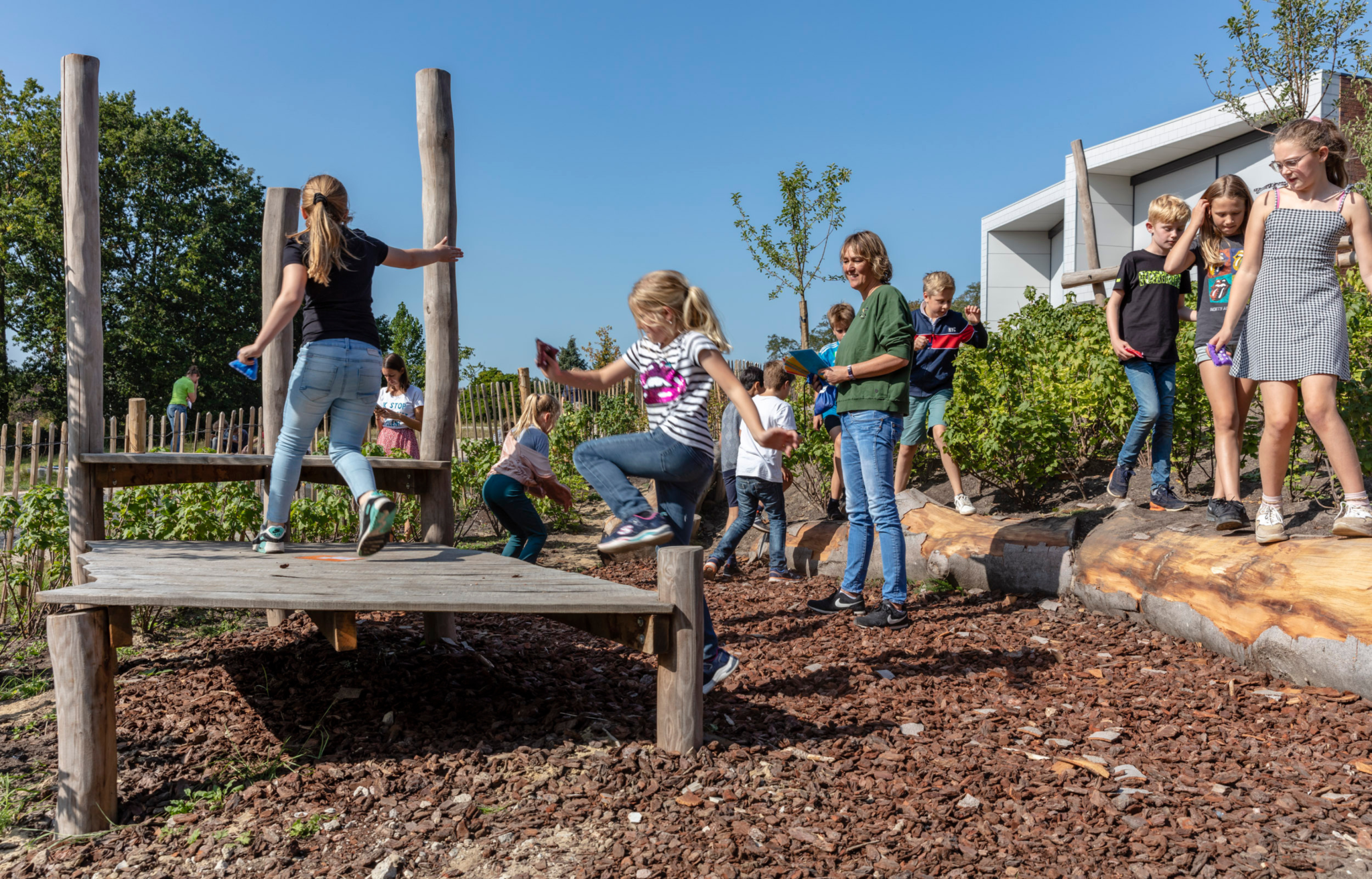 leerlingen krijgen buitenles en natuureducatie op een groen schoolplein, buitenlokaal of op de basisschool