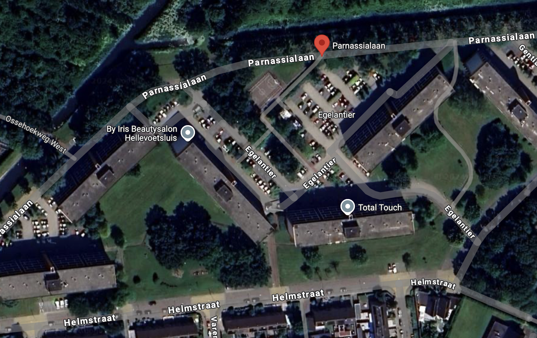 Luchtfoto van gebouwen en straten, met markeringen voor een beautysalon en salon Total Touch.