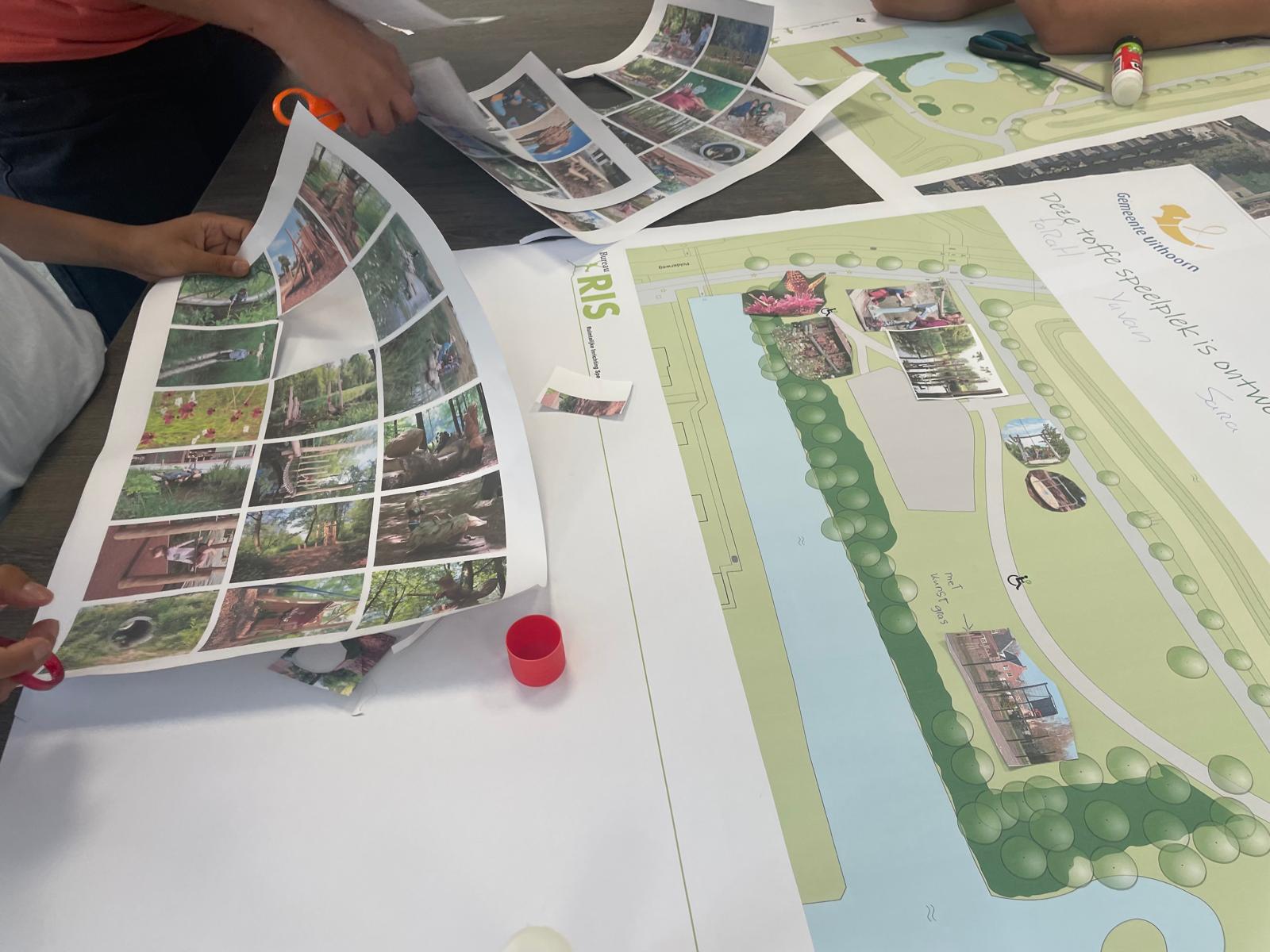 Personen maken een collage met foto's en een plattegrond op een tafel.