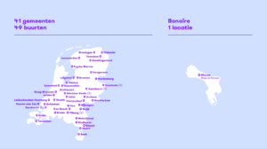 Kaart van Nederland en Bonaire met gemeenten en 49 buurten gemarkeerd in paarse tekst.
