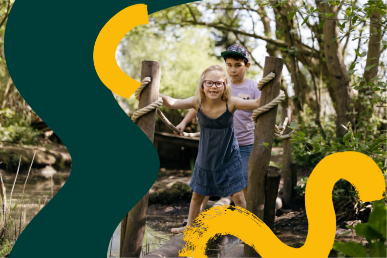 Twee kinderen spelen op een touwbrug in een bos, omgeven door groene en gele grafische elementen.