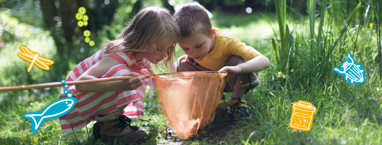 Twee kinderen kijken nieuwsgierig naar een schepnet in een grasveld, omgeven door getekende insecten en vissen.
