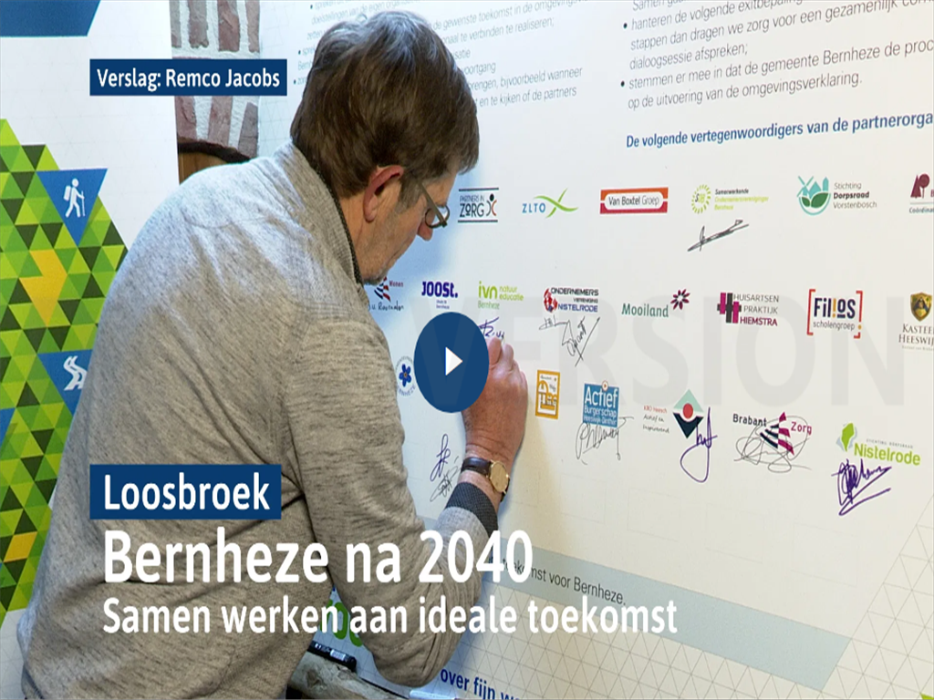 Man ondertekent toekomstplan voor Loosbroek 2040 met partners. Blauwe en groene accenten op de achtergrond.