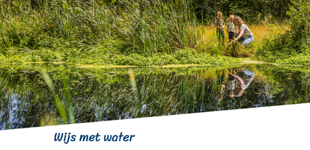 Kinderen en volwassene onderzoeken natuur langs vijver. Tekst: "Wijs met water".