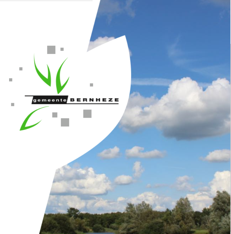 Wit logo van gemeente Bernheze met groene bladeren, naast blauwe lucht en wolken.
