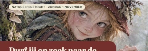 Kind in sprookjesachtige bosomgeving, gekleed in bladeren en mos. Tekst: "Natuurspeurtocht - 1 nov".
