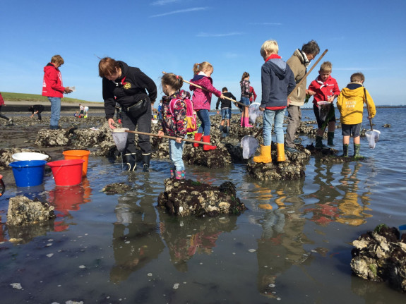 Sfeerbeeld schoolreisje bij zee 