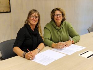 Femke de Vries, voorzitter van IVN-ZK, en Margot de Haas, bestuurder van de stichting Bezoekerscentrum De Kennemerduinen