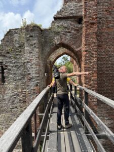 Wijzende man op een houten brug