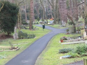 Een wandelpad op de begraafplaats Bloemendaal, met aan weerszijden graven