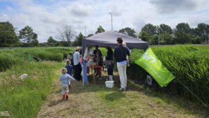 In een tent worden de watermonsters onderzocht