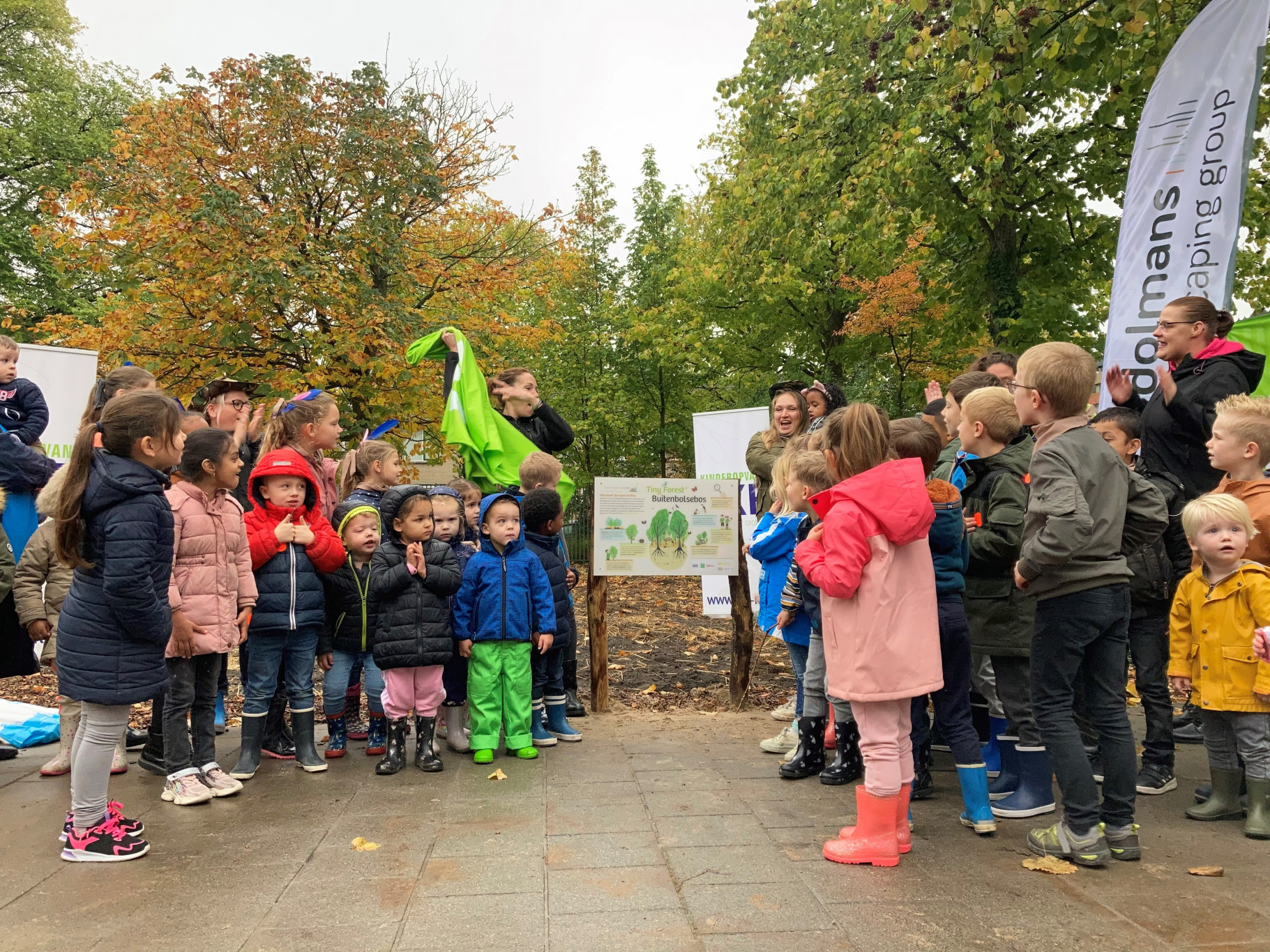 Eigen minibos voor kinderopvang SKR: ‘Natuur is net zo belangrijk als rekenen’