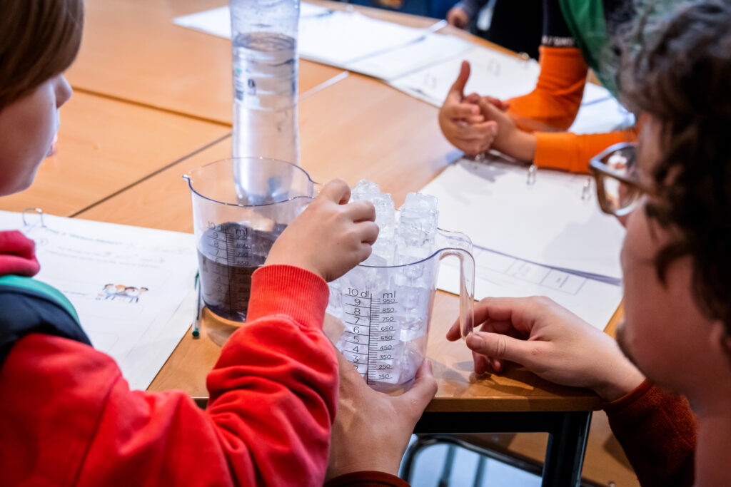 kind doet klimaatproefje met ijsblokjes