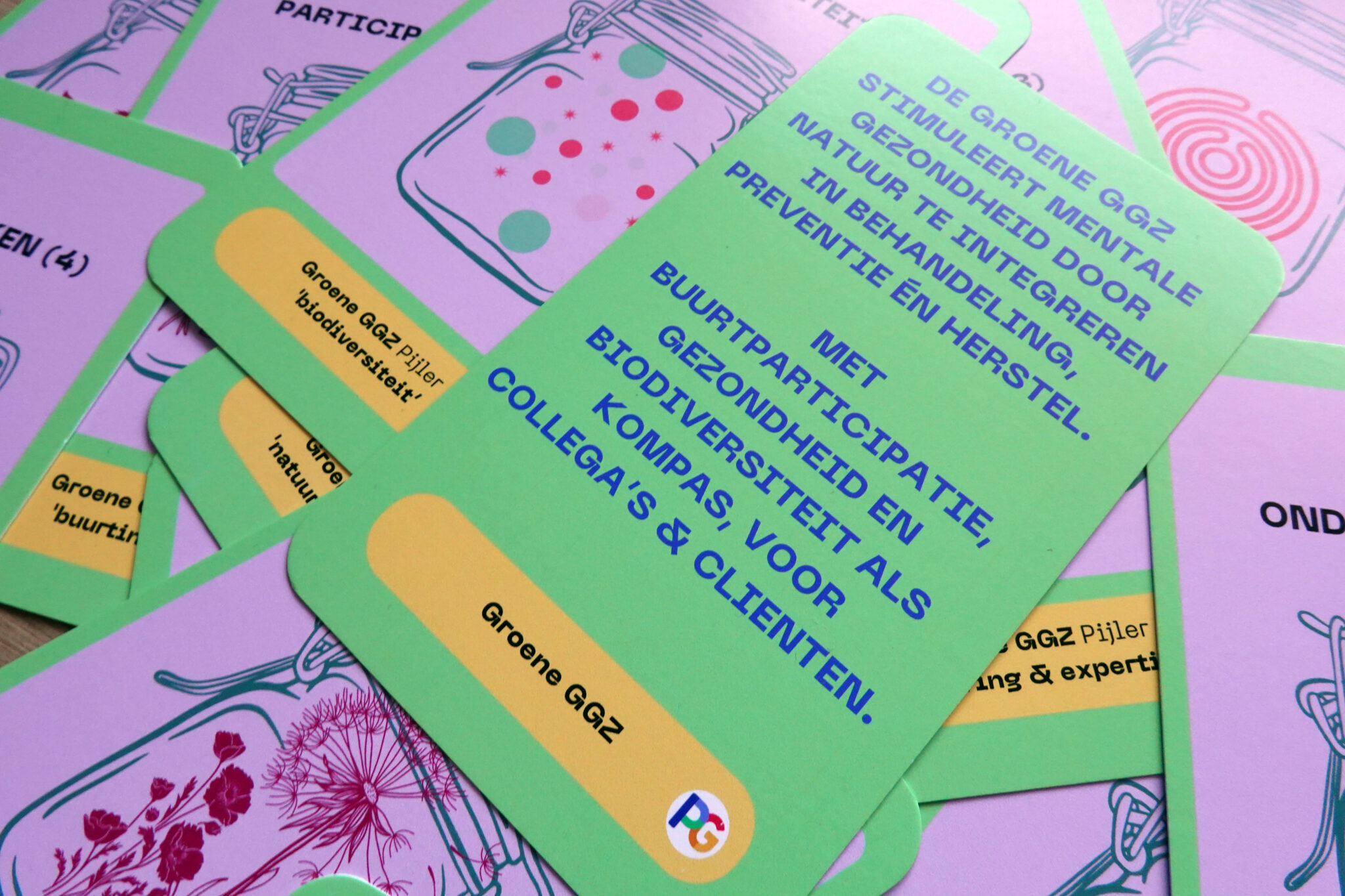 Pastelgekleurde kaarten met teksten over mentale gezondheid en natuurintegratie, met Groene GGZ-logo.