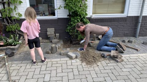 Bijen verkopen zichzelf, met een beetje hulp van Arnhem Zoemt