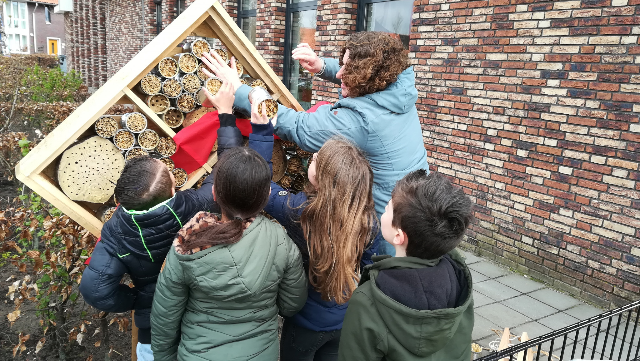 Wethouder Van der Schans opent bijenhotels op twee Edese scholen