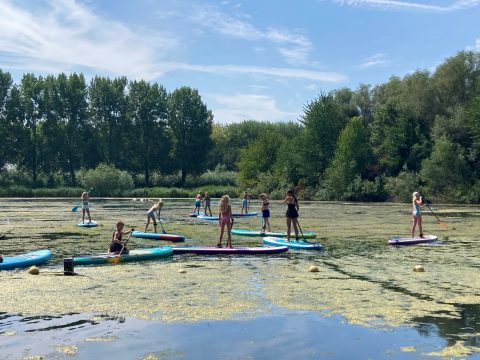 Kinderen ruimen plastic afval op vanaf een supboard 