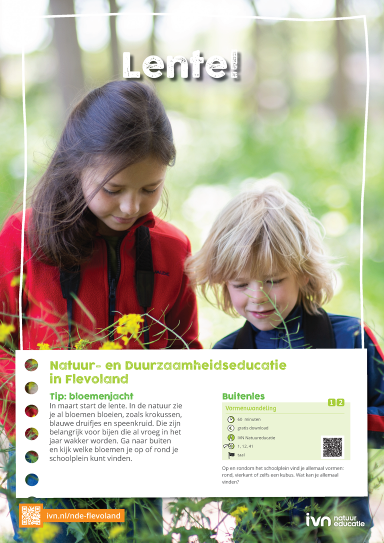 Twee kinderen verkennen bloemen in een bos, met tekst over natuureducatie in Flevoland in de lente.
