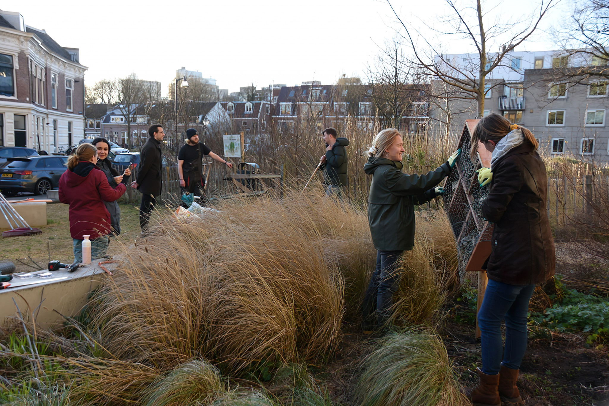 Wethouder op bezoek bij klusdag Tiny Forest Jongerenteam Leiden