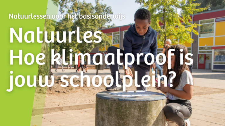 Kinderen bestuderen plannen op een schoolplein, met tekst over klimaatbestendige natuurlessen.