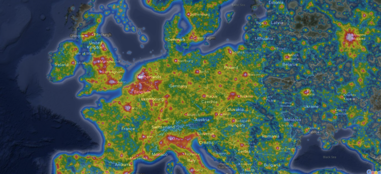 Kaart van Europa met lichtvervuiling; heldere plekken tonen de hoogste concentraties in stedelijke gebieden.